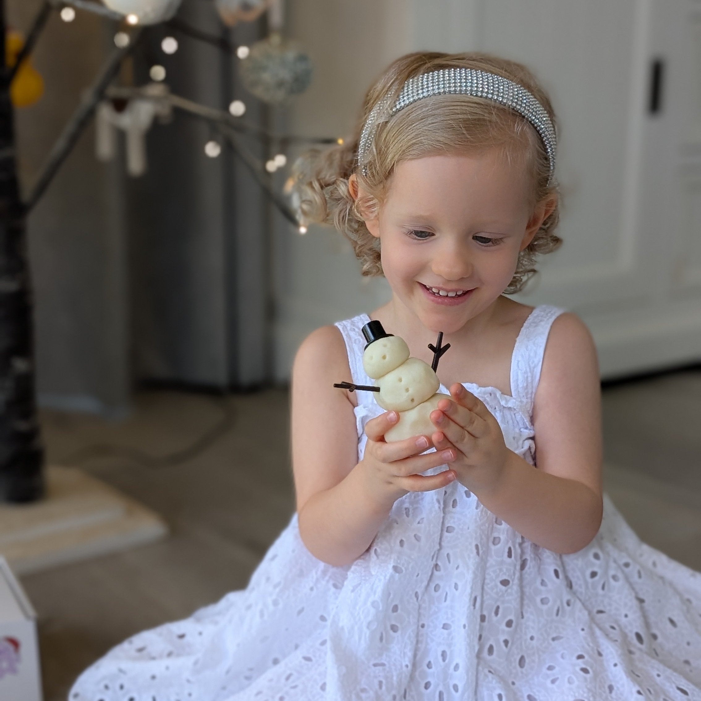 White christmas play dough peppermint scented play dough for kids build a snowman activity. Christmas crafts for kids. 